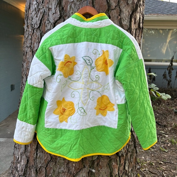 Size medium/large custom repurposed quilted jacket. Quilt is vintage. - Picture 4 of 6